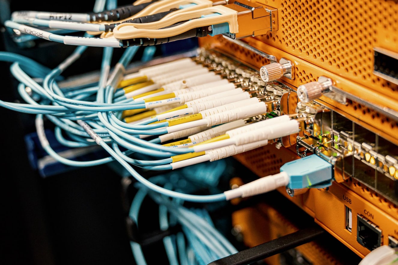 Cabos de rede e conectores organizados sobre patch panel