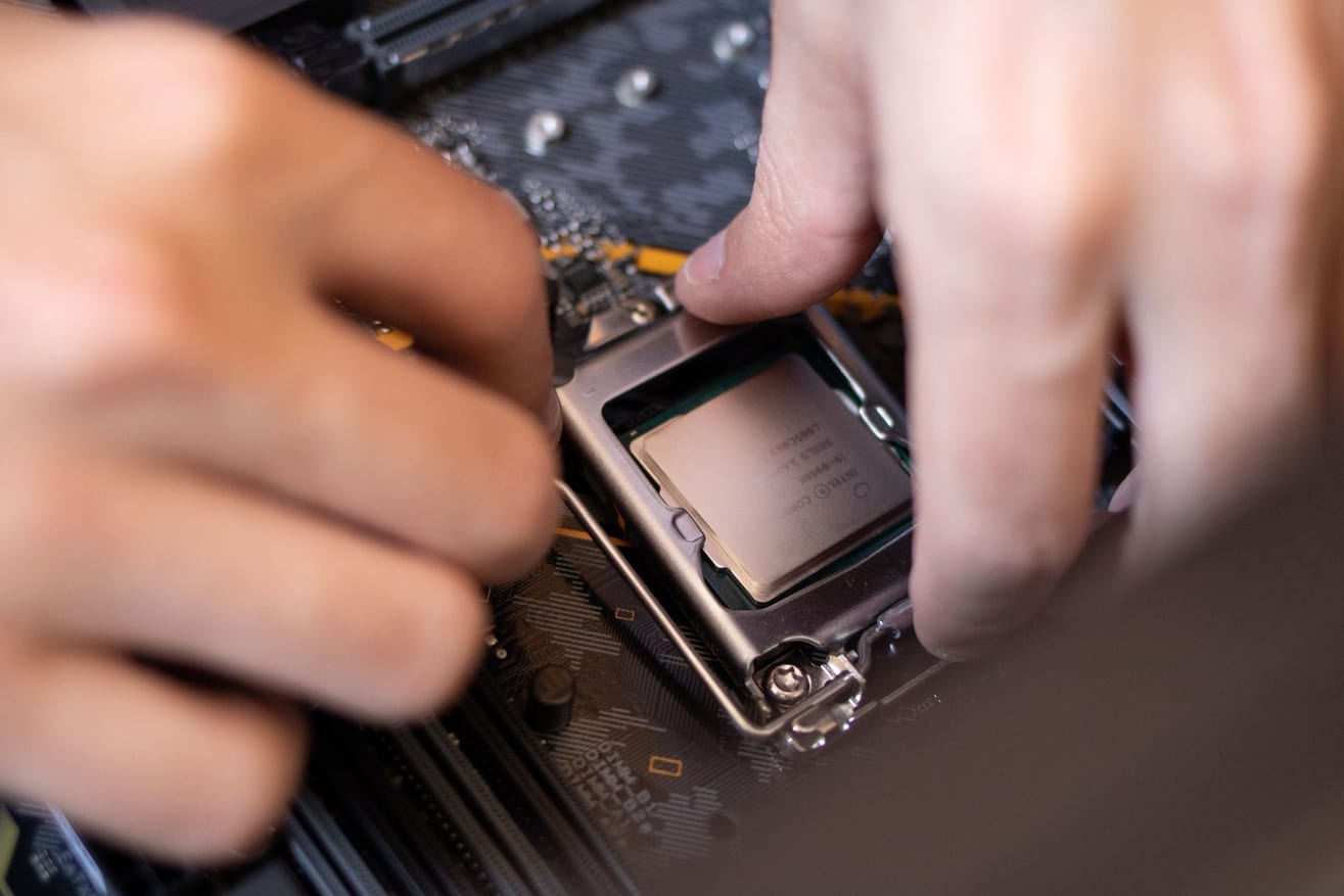 Placa-mãe de computador aberta com ferramentas de reparo