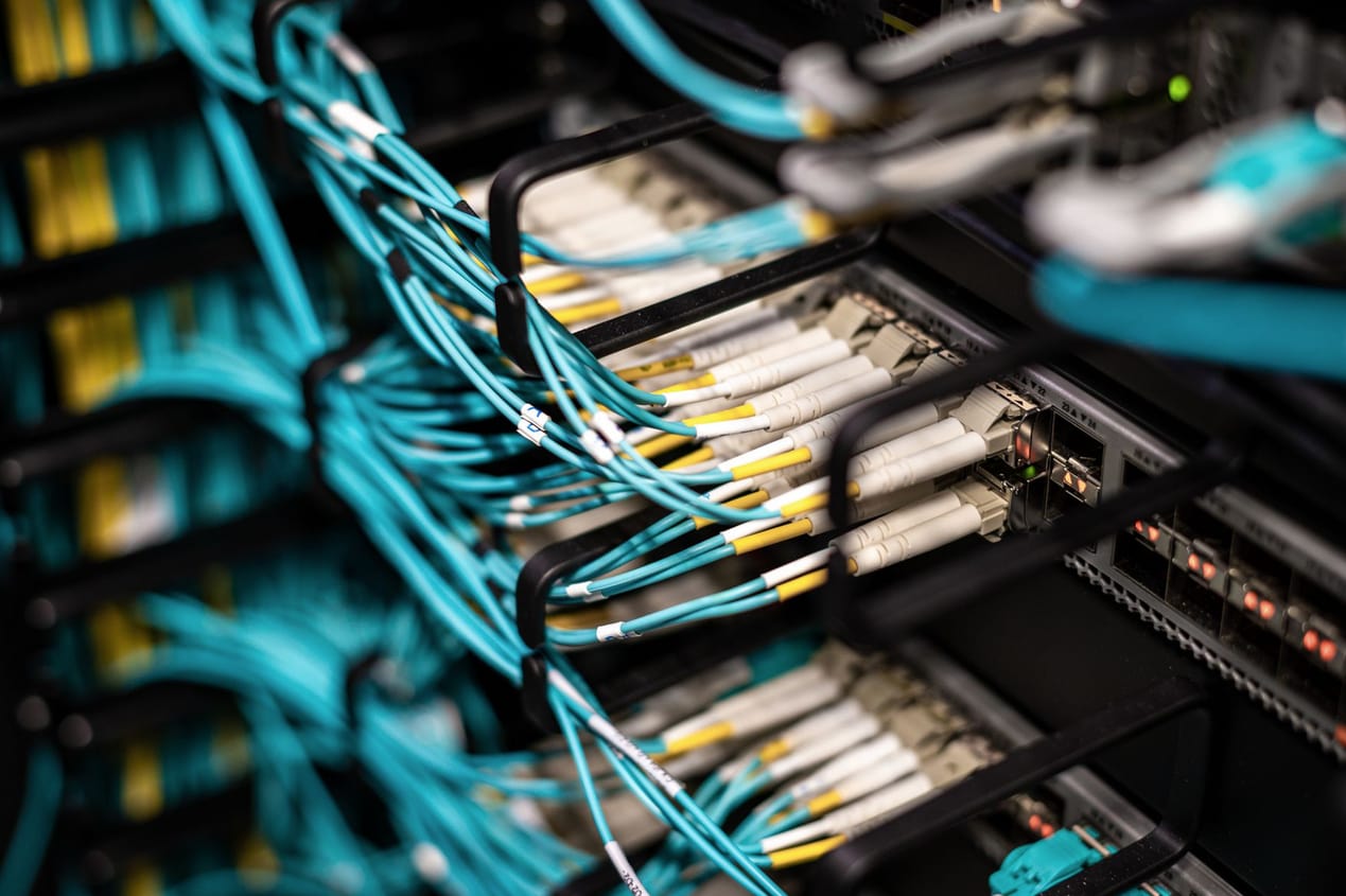 Rack de servidores com cabeamento de rede organizado em data center