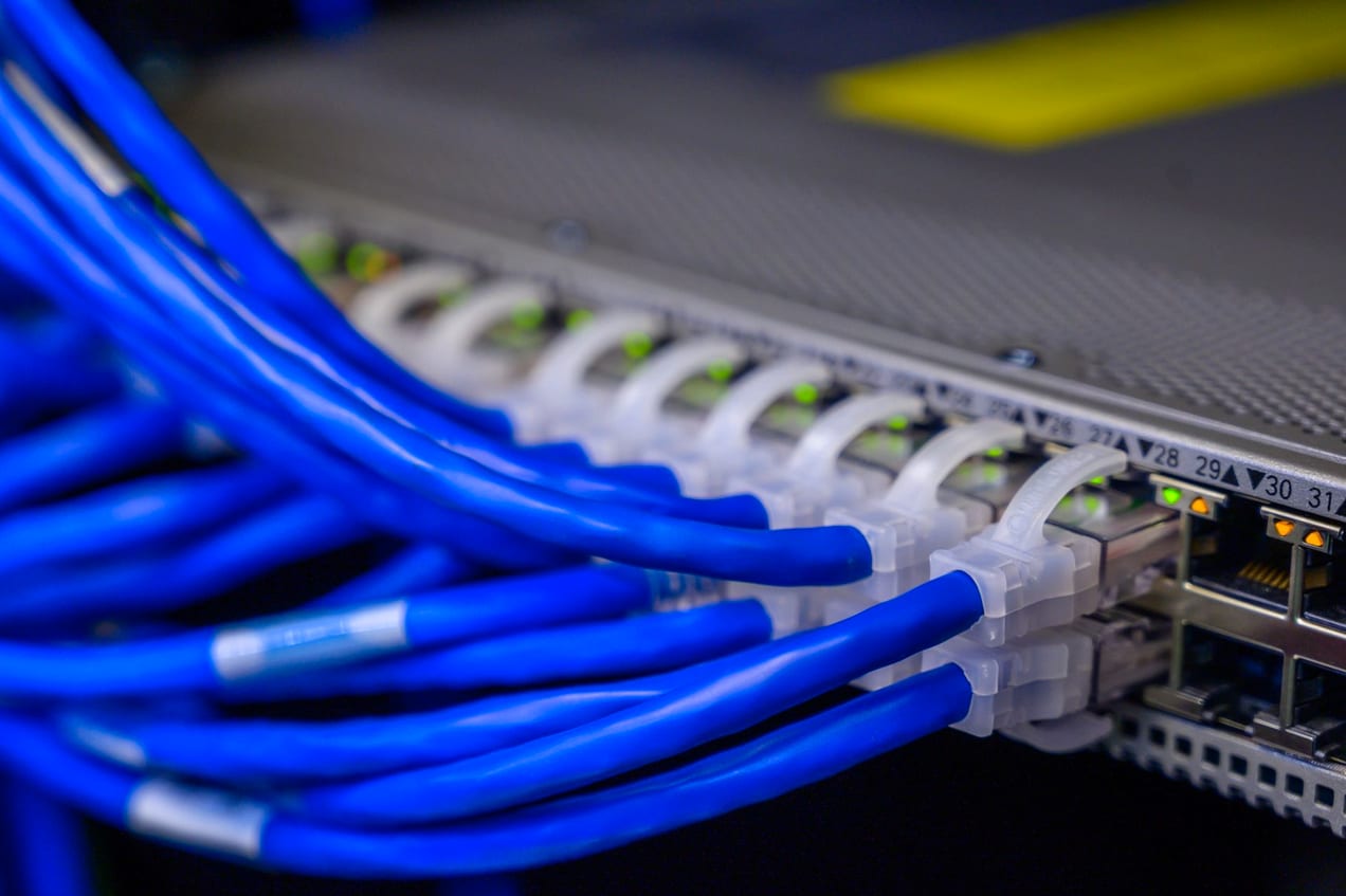 Switch de rede com portas ethernet e cabos conectados